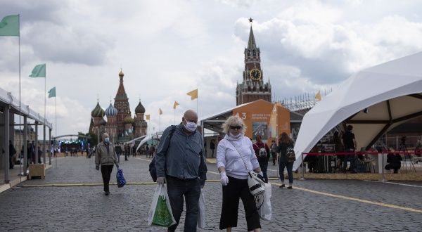 Rusia reduce el aislamiento de COVID-19 a 7 días a medida  que aumentan los casos