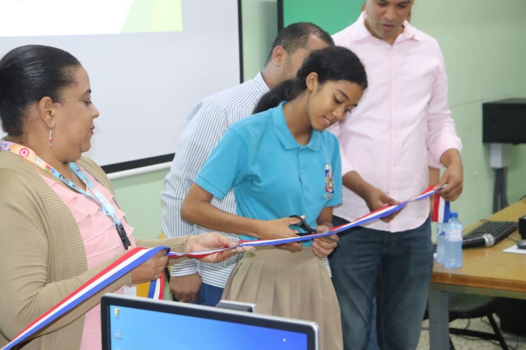 Inauguran laboratorios de informática  en Liceo Unión Panamericana