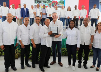Presidente Abinader entrega 39 préstamos a microempresarios de Juan Santiago