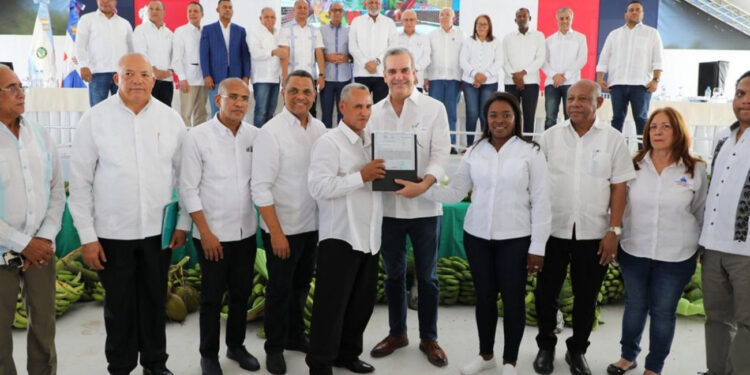 Presidente Abinader entrega 39 préstamos a microempresarios de Juan Santiago