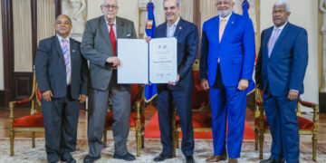 Entregan Premio Nacional de Periodismo a Bonaparte Gautreaux Piñeyro