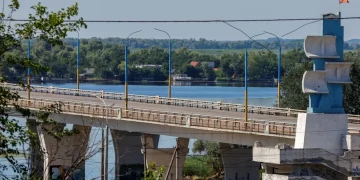 Ucrania bombardeó un puente estratégico de Kherson, la ciudad tomada por tropas rusas