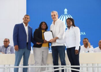 Presidente Abinader entrega cerca de 400 títulos propiedad en Elias Piña