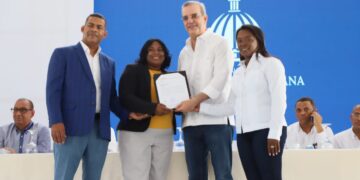 Presidente Abinader entrega cerca de 400 títulos propiedad en Elias Piña