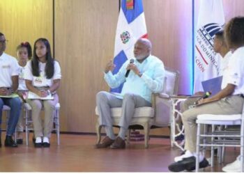 Estudiantes exponen a Roberto Fulcar su visión sobre desafíos y soluciones en educación