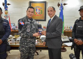 Fundación "Nueva Generación Duartiana" dona indumentarias para fortalecer el trabajo policial