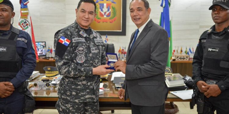 Fundación "Nueva Generación Duartiana" dona indumentarias para fortalecer el trabajo policial