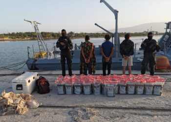 Arrestan tres y aseguran lancha con 359 paquetes presumiblemente cocaína