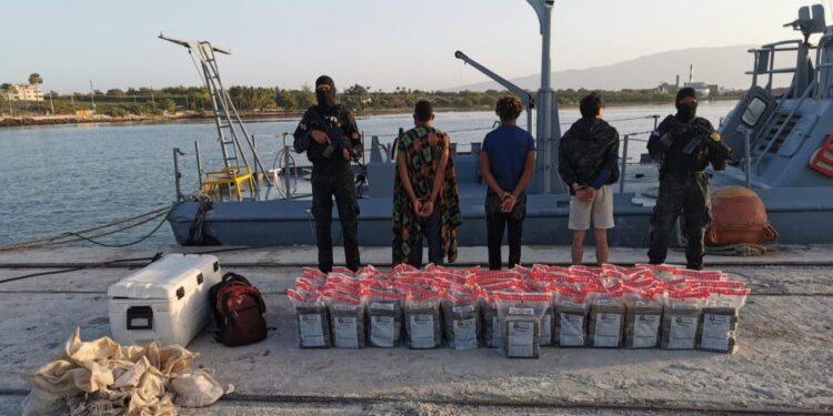 Arrestan tres y aseguran lancha con 359 paquetes presumiblemente cocaína