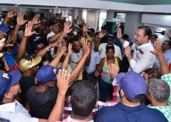Abel Martínez recibe apoyo del diputado Eddy Montás