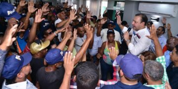 Abel Martínez recibe apoyo del diputado Eddy Montás