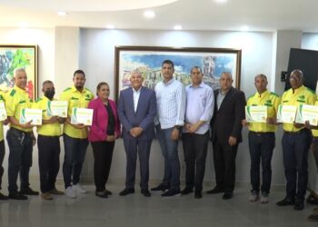 Director de la OMSA reconoce a choferes por disciplina y alto rendimiento; busca motivar a los demás conductores