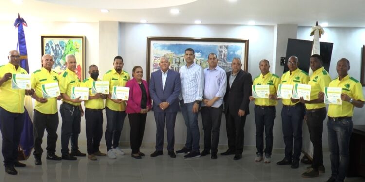 Director de la OMSA reconoce a choferes por disciplina y alto rendimiento; busca motivar a los demás conductores