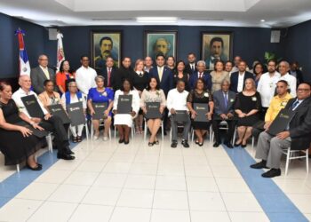 Ayuntamiento de La Vega reconoce 15 maestros meritorios