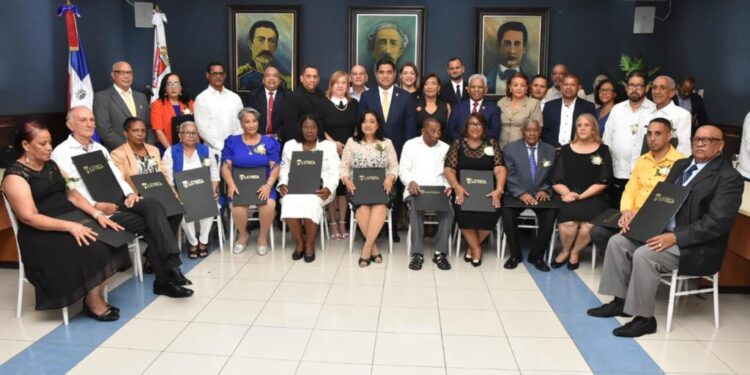 Ayuntamiento de La Vega reconoce 15 maestros meritorios
