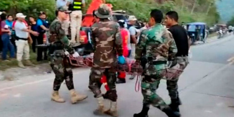 Perú: Caída de camión a abismo deja 16 muertos