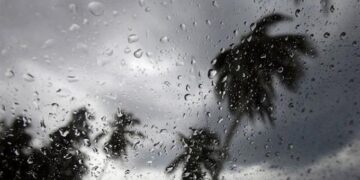 Nublados con aguaceros, tronadas y ráfagas de viento en varias localidades por efectos de onda tropical y vaguada