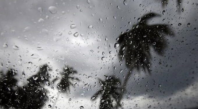 Nublados con aguaceros, tronadas y ráfagas de viento en varias localidades por efectos de onda tropical y vaguada