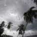 Nublados con aguaceros, tronadas y ráfagas de viento en varias localidades por efectos de onda tropical y vaguada