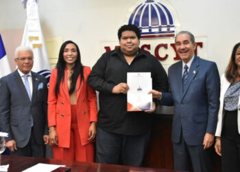 MESCYT entrega sus certificados de beca a 418 alumnos que cursarán programas de postgrado en universidades extranjeras