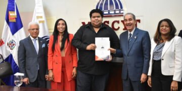 MESCYT entrega sus certificados de beca a 418 alumnos que cursarán programas de postgrado en universidades extranjeras