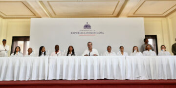 Presidente Abinader se reune con representantes del sector salud en San Cristóbal