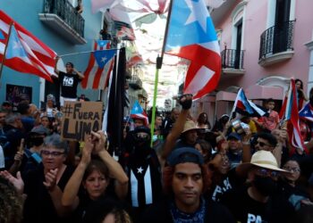 Cuatro policías heridos en protesta contra compañía eléctrica de Puerto Rico