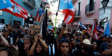 Cuatro policías heridos en protesta contra compañía eléctrica de Puerto Rico