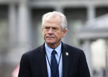 Demandan a un exasesor de Trump por negarse a facilitar sus correos oficiales