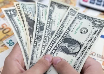 El euro volvió a caer por debajo del dólar ante los temores de una crisis energética en Europa