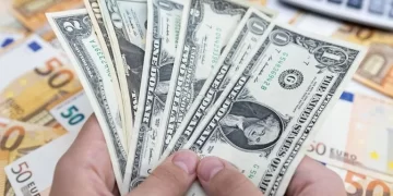 El euro volvió a caer por debajo del dólar ante los temores de una crisis energética en Europa