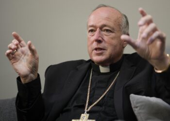 Papa amplía filas de cardenales que probablemente elegirán sucesor