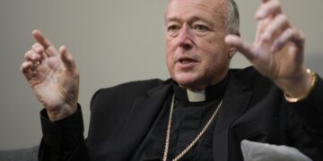 Papa amplía filas de cardenales que probablemente elegirán sucesor