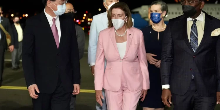 Pelosi abandona Taiwán tras una visita que cruzó la "línea roja" de Pekín