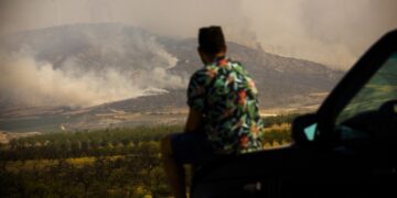 Unos 1.300 evacuados y 8.000 hectáreas quemadas en el noreste de España