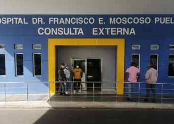Protestan por cancelaciones masivas en Hospital Moscoso Puello