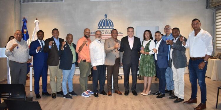 Propeep entrega 13 moto-cargas a alcaldes y directores municipales para mejorar la recogida de residuos sólidos