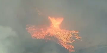 Tornado de fuego se forma en medio de incendios forestales en California