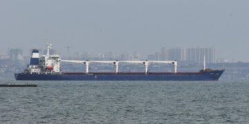 El primer barco con grano ucraniano sale del puerto de Odesa