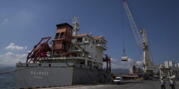 Barco de granos de Ucrania atraca en Turquía, planta nuclear bombardeada