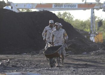 México: buzos militares ingresan a mina para evaluar riesgos
