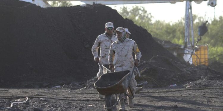 México: buzos militares ingresan a mina para evaluar riesgos