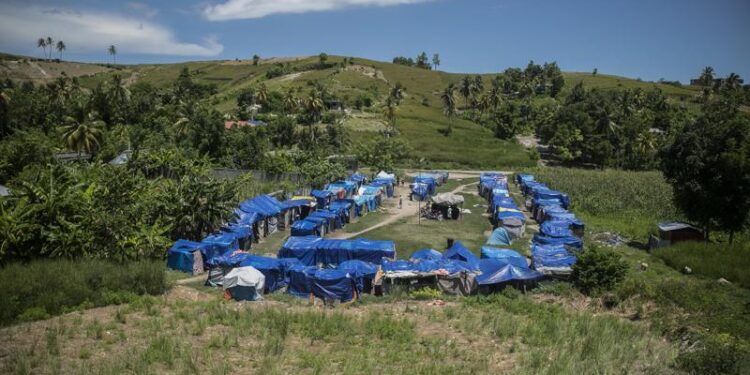 A un año del terremoto en Haití, muchos aún buscan techo