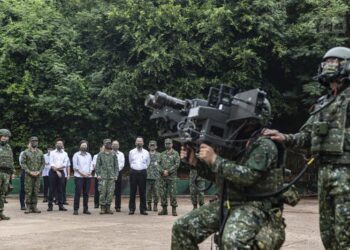 Fuerzas de Taiwán disparan contra drones que sobrevuelan isla cercana a China