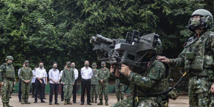 Fuerzas de Taiwán disparan contra drones que sobrevuelan isla cercana a China