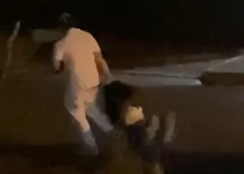 Hombre arrastra esposa por la calle en San Cristóbal