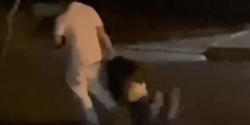 Hombre arrastra esposa por la calle en San Cristóbal