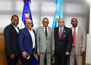 Dirigentes del PRM visitan al director de Migración