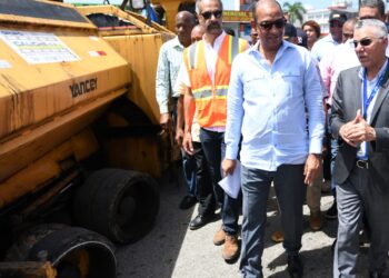 Ministro de Obras Públicas y el alcalde Manuel Jiménez encabezan inicio de un amplio plan de asfaltado en Santo Domingo Este