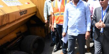 Ministro de Obras Públicas y el alcalde Manuel Jiménez encabezan inicio de un amplio plan de asfaltado en Santo Domingo Este